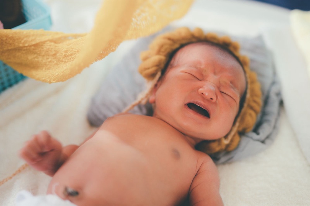 Bé sơ sinh khóc vì đói, dấu hiệu đói muộn