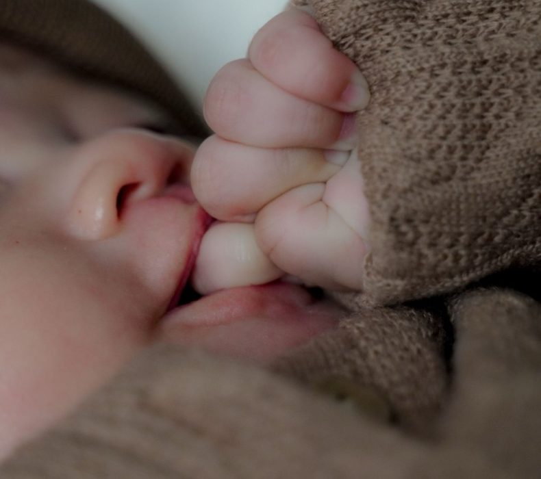 8 Dấu Hiệu Cho Thấy Bé Đang Đói, Mẹ Đừng Đợi Con Khóc Mới Cho Bú