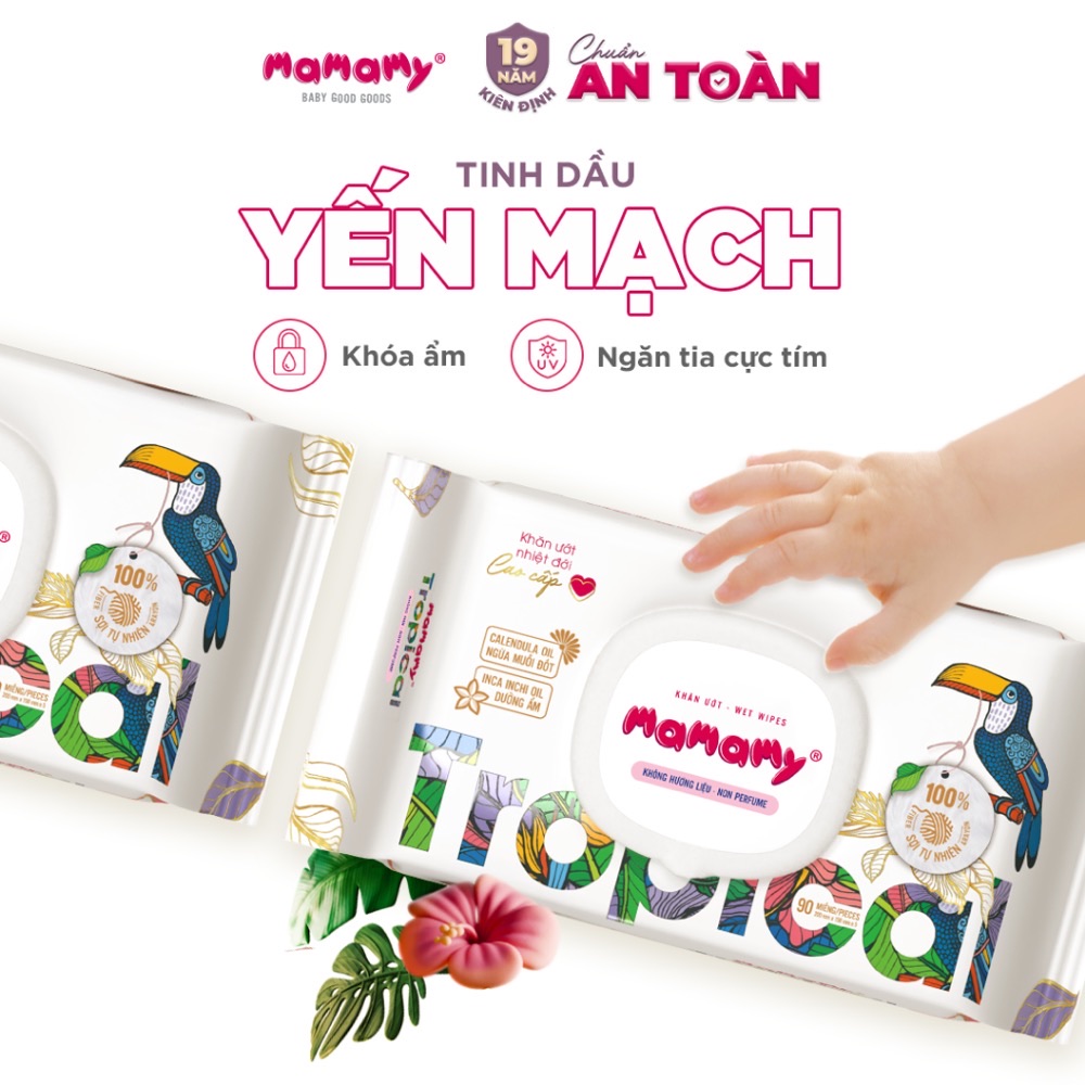 Bé chạm tay vào gói khăn ướt Mamamy Tropical