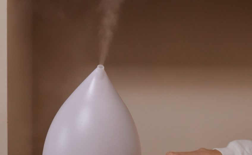 Máy phun sương tỏa hơi nước nhẹ nhàng trong phòng bé