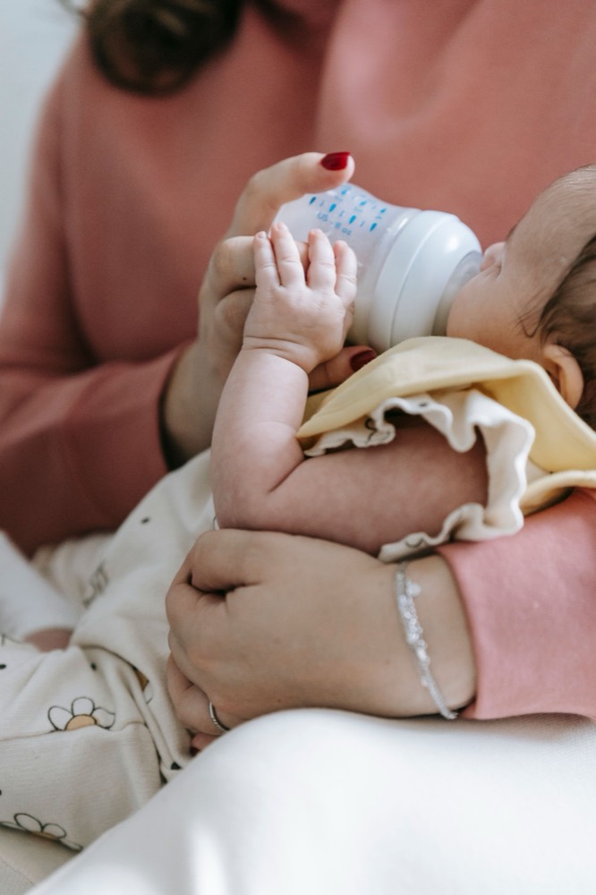 Mẹ cho bé bú sữa bình, không lộ mặt