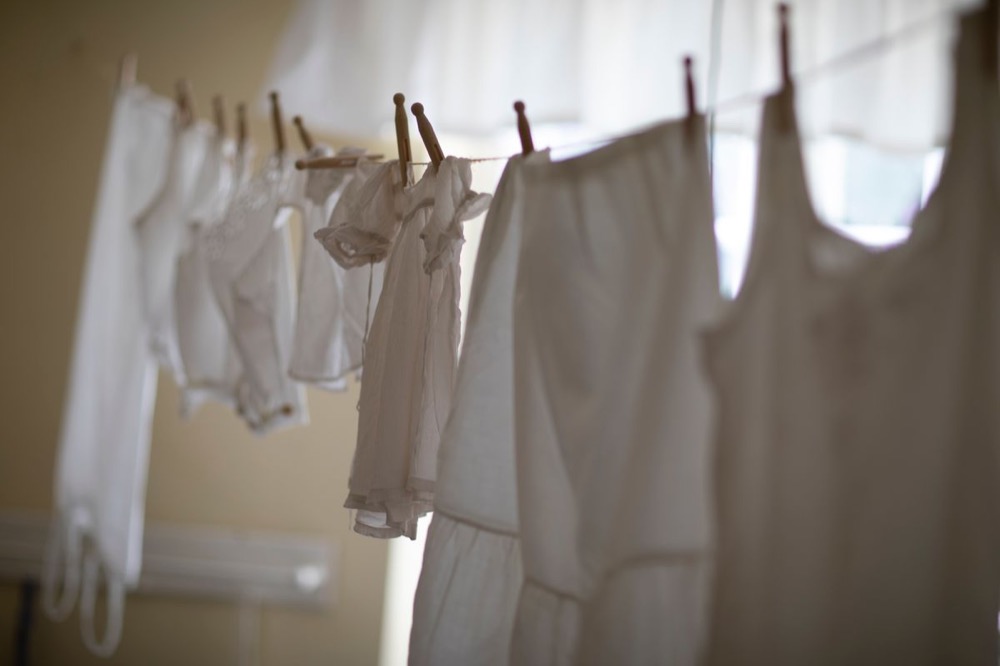 Đồ lót cotton phơi khô thoáng, giúp hạn chế mọc mụn vùng kín sau sinh