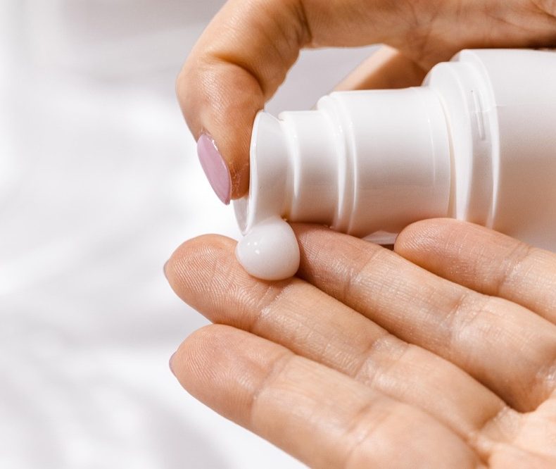 Có Nên Xịt Nước Hoa Cho Trẻ Sơ Sinh? Điều Cha Mẹ Cần Biết