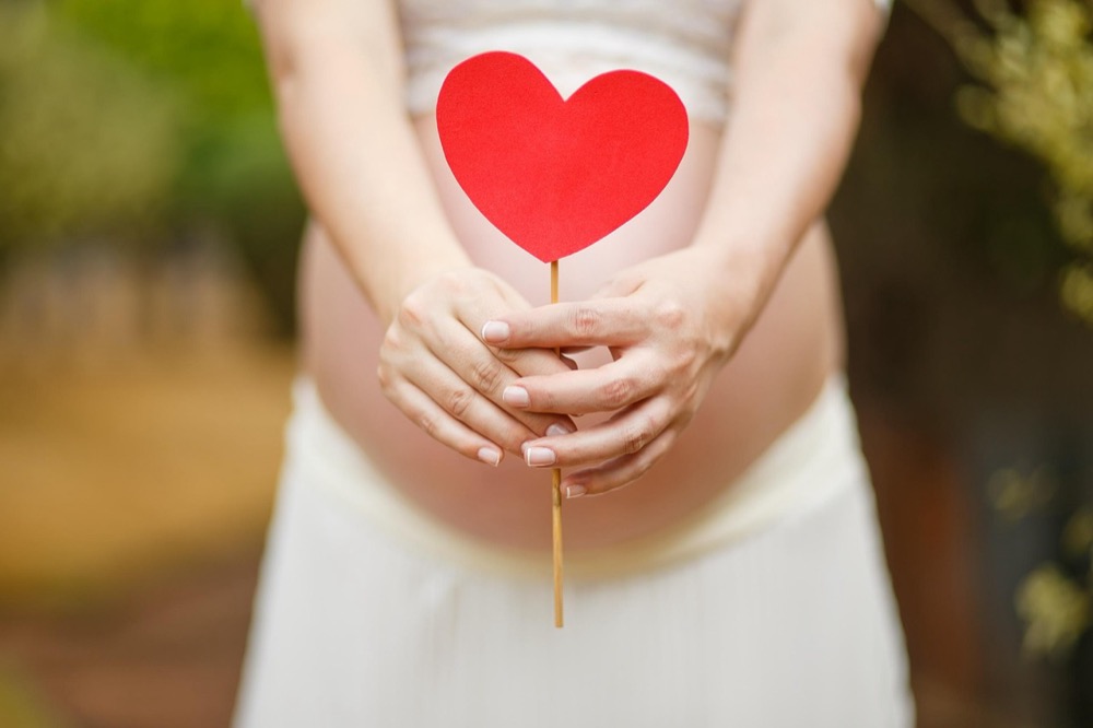 Mẹ bầu ôm bụng bầu
