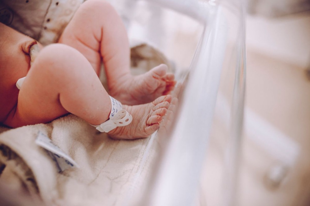 Bàn chân nhỏ xíu của trẻ sinh non tại bệnh viện