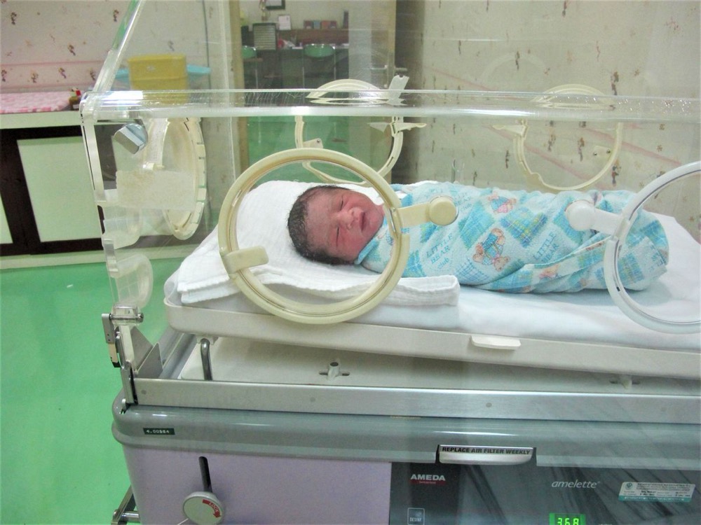 Trẻ sinh non nằm trong lồng ấp tại bệnh viện